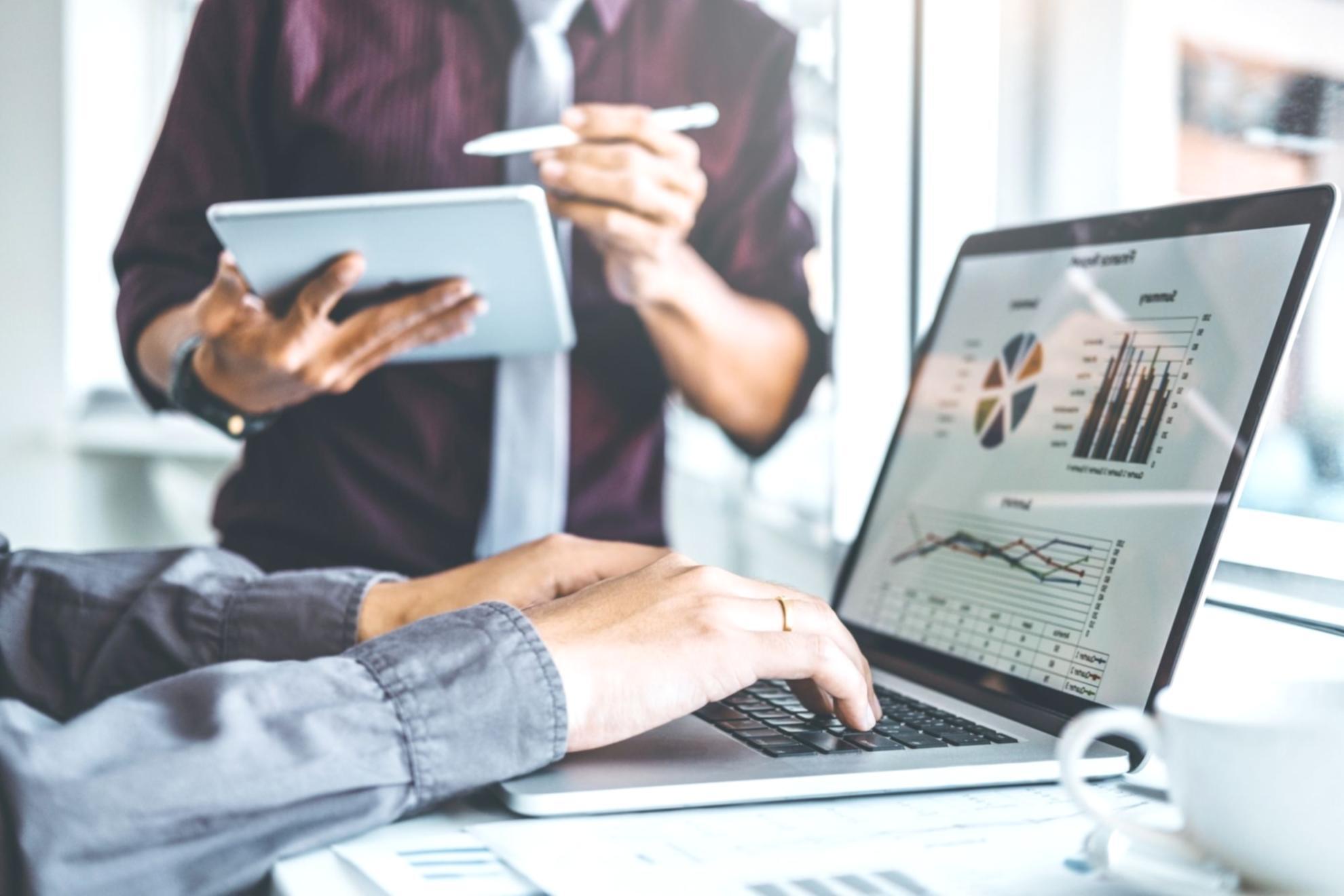 Investisseur analysant des données de marché sur un écran